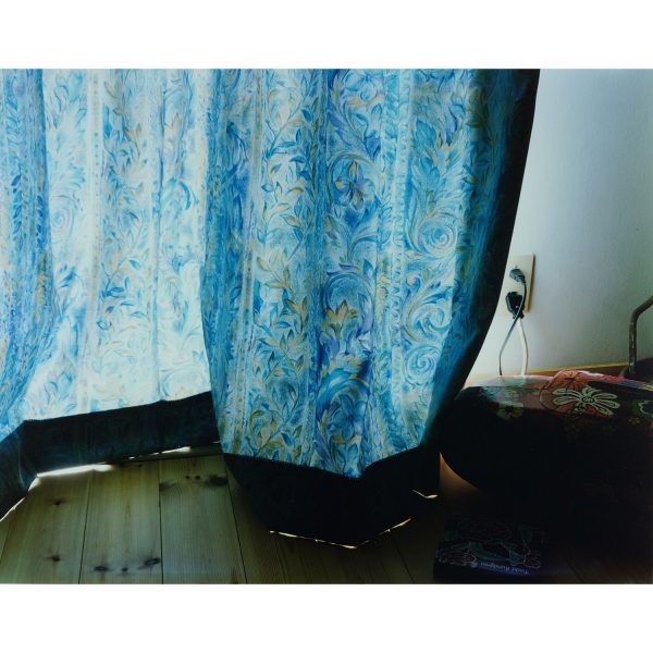 青いカーテンの写真