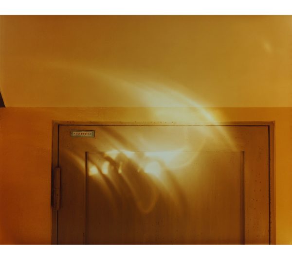 ドアの隅とぼやけた光の写真