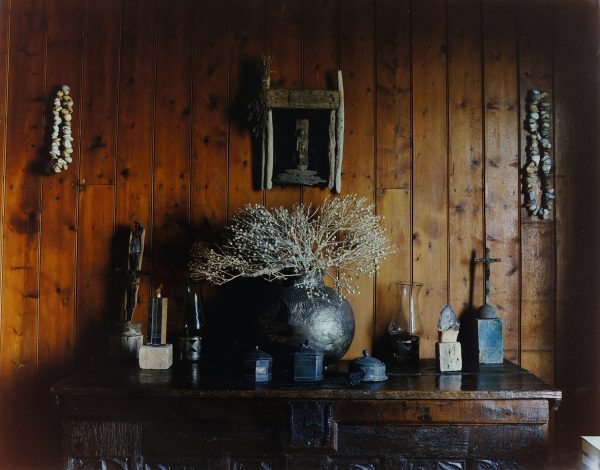 木の壁と棚と装飾品