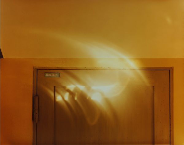 ドアの隅とぼやけた光の写真